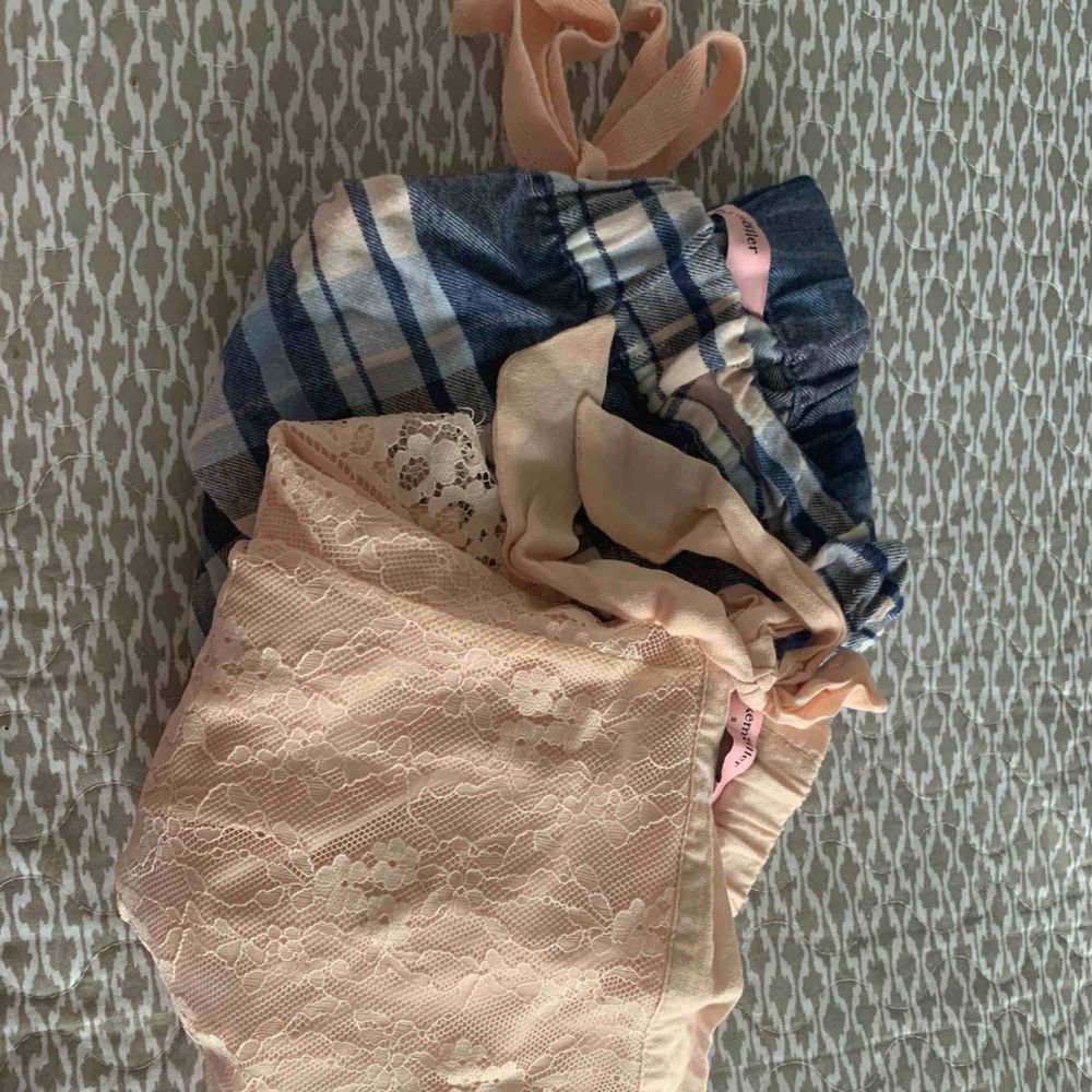 Jättefina, mjukis/sov kläder ifrån hunkemöller. Köpta för ett tag sen men inte blivit använda då de blivit för små. Bra kvalitet och mjuka. 220 plus frakt. Kan köpas separat, skriv om ni vill ha fler bilder😊☺️ storlek S. Övrigt.