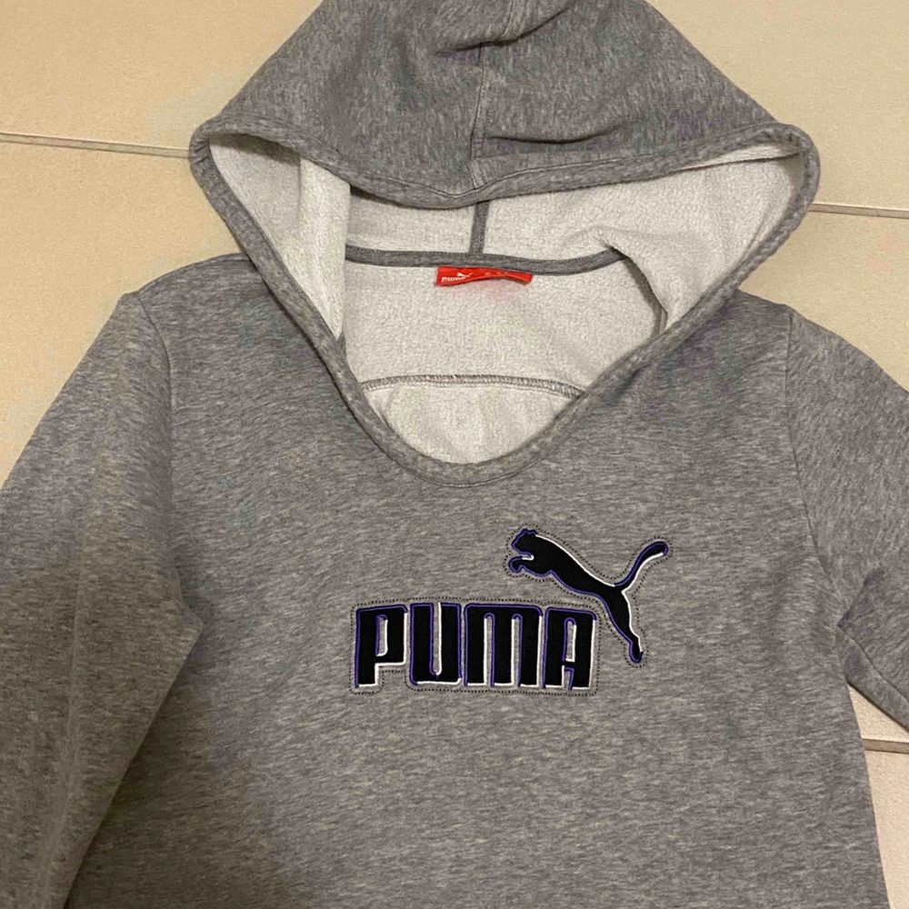 Grå puma hoodie med lila puma text | Plick Second Hand