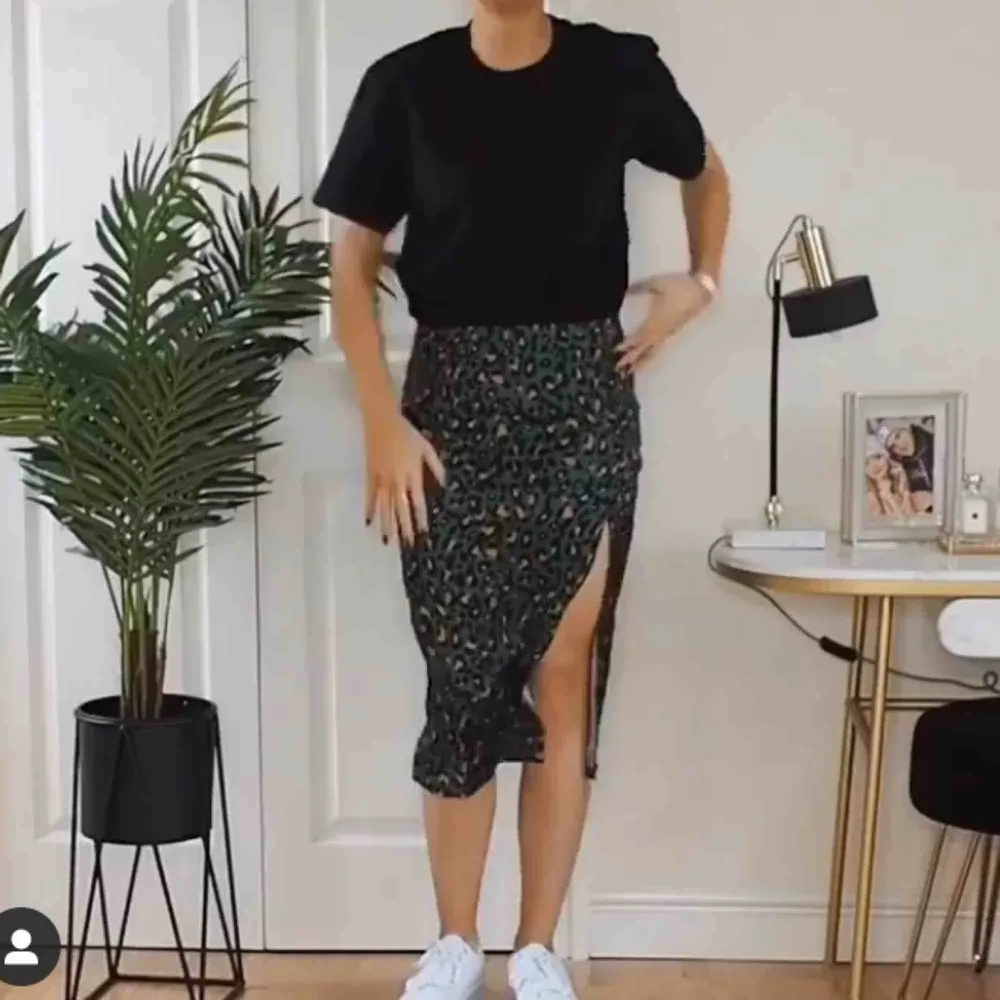 Super fin satin midi leopard kjol från ”Isawitfirst”😍 Helt ny & oanvänd 😍. Kjolar.