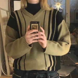  - jättemysig filatröja:)) perfekt oversized och i tjock material!! köpt på humana och i fint skick, luktar lite second hand tho:( 🥭FRAKT 79kr🥭