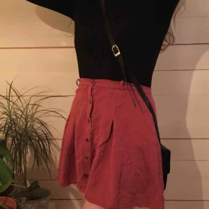  - Supersöt rosa kortkjol, köpt i Barcelona från spanska märket Double Agent. Perfekt på sommarn eller med boots på vintern. Blir ännu finare om man stryker men hade inte orken :’) Hör av dig vid intresse eller fler frågor! 