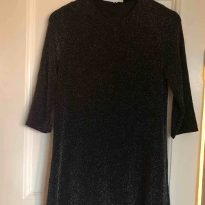  - En svart klänning som glittrar fint från Zara. Använd en gång Storlek M, väldigt kort i modellen, skulle uppskatta den som en 36,38a Kan skicka eller mötas upp i centrala Göteborg