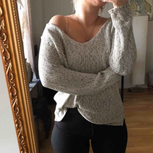  - Stickad kofta, storlek L men skulle säga mer som en M