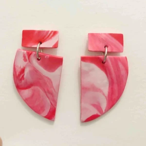  - Handgjorda örhängen i lera, inspirerade av polkagrisar men passar året om. De är 37mm höga och 19mm breda. Nickelfria. Jag bjuder på frakten🥰