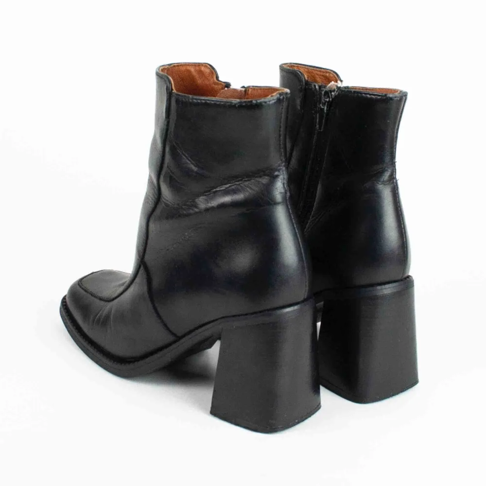 Vintage 90s 00s Y2K leather block heel square toe ankle boots in black Some signs of wear!!! Label: 36/ 3 (36 EUR, 3 UK, 5 US), feels true to size or a bit bigger. Free shipping! Read the full description at our website majorunit.com No returns . Skor.