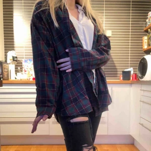  - Röd, Grön och blå skjorta (som kan användas som jacka). Rutig i oversize och jätte trendig!