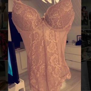  - Push up-body i spets med string bak. Bodyn har bygel och formpressade, vadderade kupor. Smala, reglerbara axelband. Storlek: 36 Säljer den pågrund av att den är för liten. Aldrig använd.