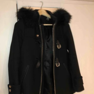  - Säljer min jätte snygga varm kappa med silver detaljer från zara! Köpt för 1100kr! Sparsamt använd! Högst bud får den!