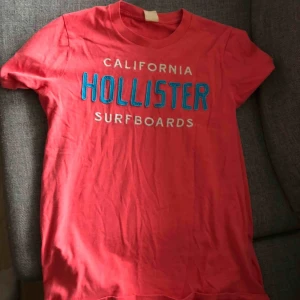  - Hollister T-shirt inköpt i Stockholm.   Storlek: Large  Kan mötas upp i Göteborgsområdet gratis eller skicka mot betalning.