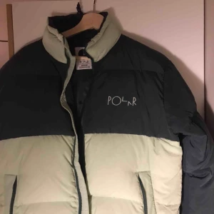  - ✨INTRESSEKOLL✨ Pufferjacka från Polar skate co. Sparsamt använd men 2 pyttesmå fläckar som knappt syns, se bild 3. Nypris 2500kr tror jag!