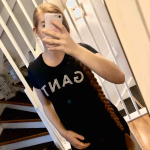  - Mörkblå tröja från Gant. Sparsamt använd och inga fläckar eller liknande. Köparen betalar frakten.