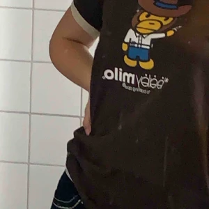  - Knappt använd t-shirt från Bape, Baby Milo tee med Cowboy tryck. Väldigt sällsyn modell, storlek medium men passar som en small eller liten medium. Jättebra condition. 