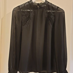  - Blus från Cubus med spetsdetaljer och hög hals. Använd fåtal gånger. Frakt tillkommer! 