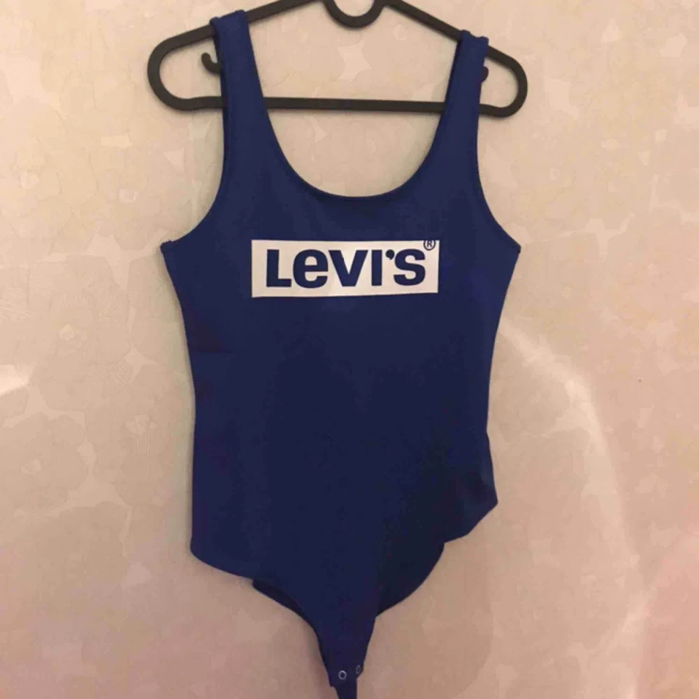 Säljer min snygga Levi’s Bodysuit i mörkblå färg storlek M. Aldrig använd. Köparen står för frakten 😋. Toppar.