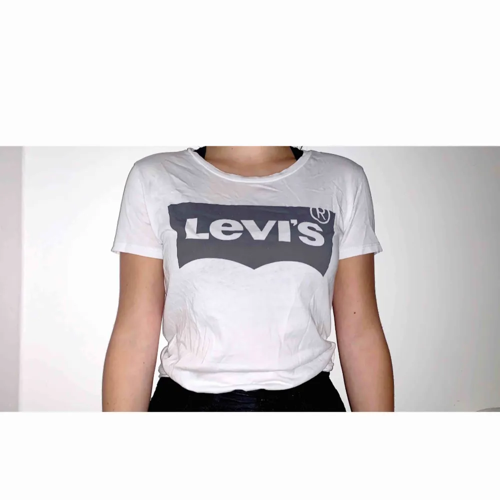 Vit Levis-tröja med silverdetaljer! Super-clean och passar till allt. Skönt material och väldigt bra kvalité o skick! . T-shirts.