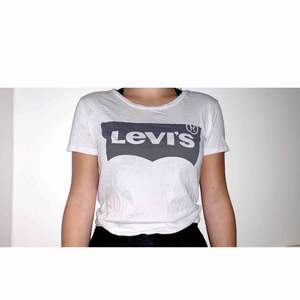 Vit Levis-tröja med silverdetaljer! Super-clean och passar till allt. Skönt material och väldigt bra kvalité o skick! 