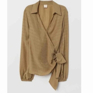  - Super fin omlotts topp från hm! Helt ny & oanvänd! Prislappen finns kvar