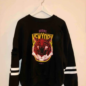  - Tröja Gina tricot  Storlek M Använd vid några tillfällen 