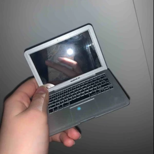  - En dator spegel. Kan mötas i Lund eller fraktas för 17kr💕 (endast swish)