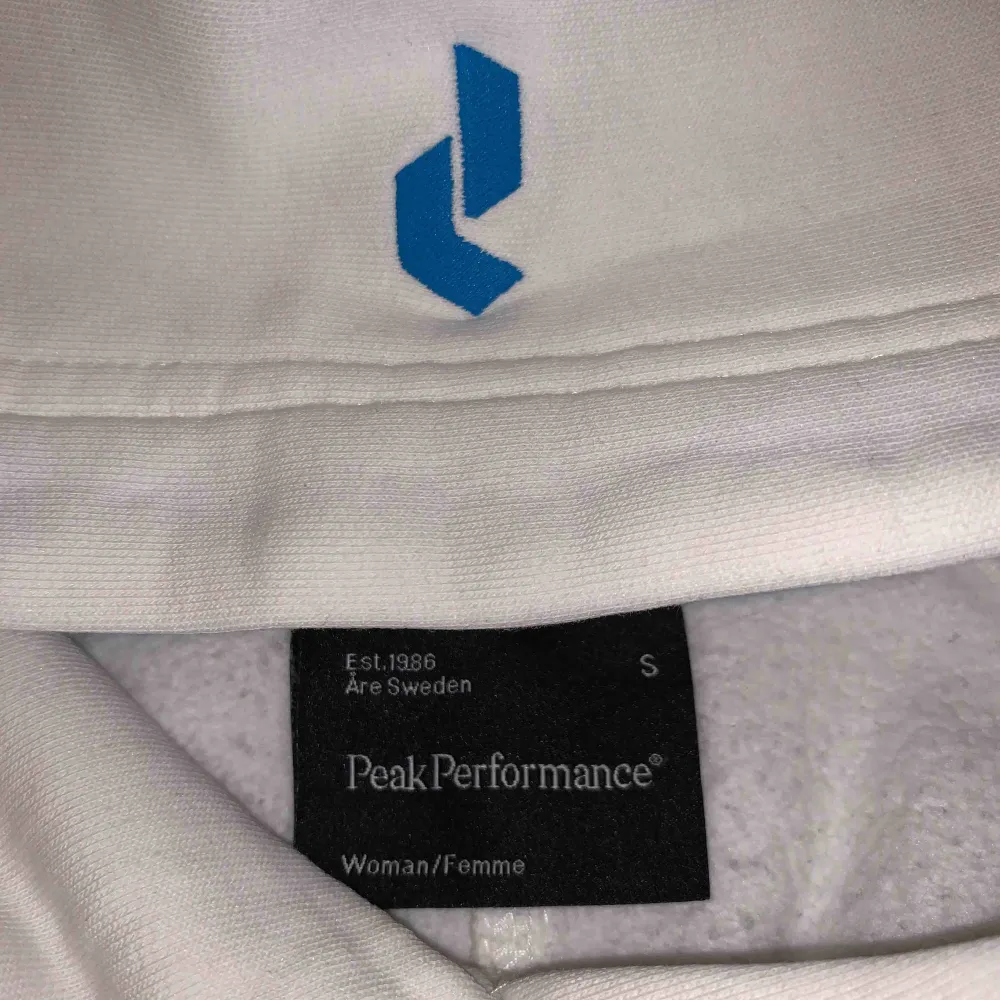 Peak Performance hoodie dam, Strl s men passar även xs. Tröjan är i nyskick, endast använd ett fåtal gånger.. Tröjor & Koftor.