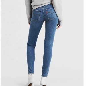  - Levis jeans, 710. Helt nya och i förpackningen. Har i följande storlekar: 24/30, 25/30, 27/30, 28/30, 29/30, 30/30. Köpta från Åhléns så man kan få med en orderbekräftelse om man vill! Ordinarie pris är 1099kr