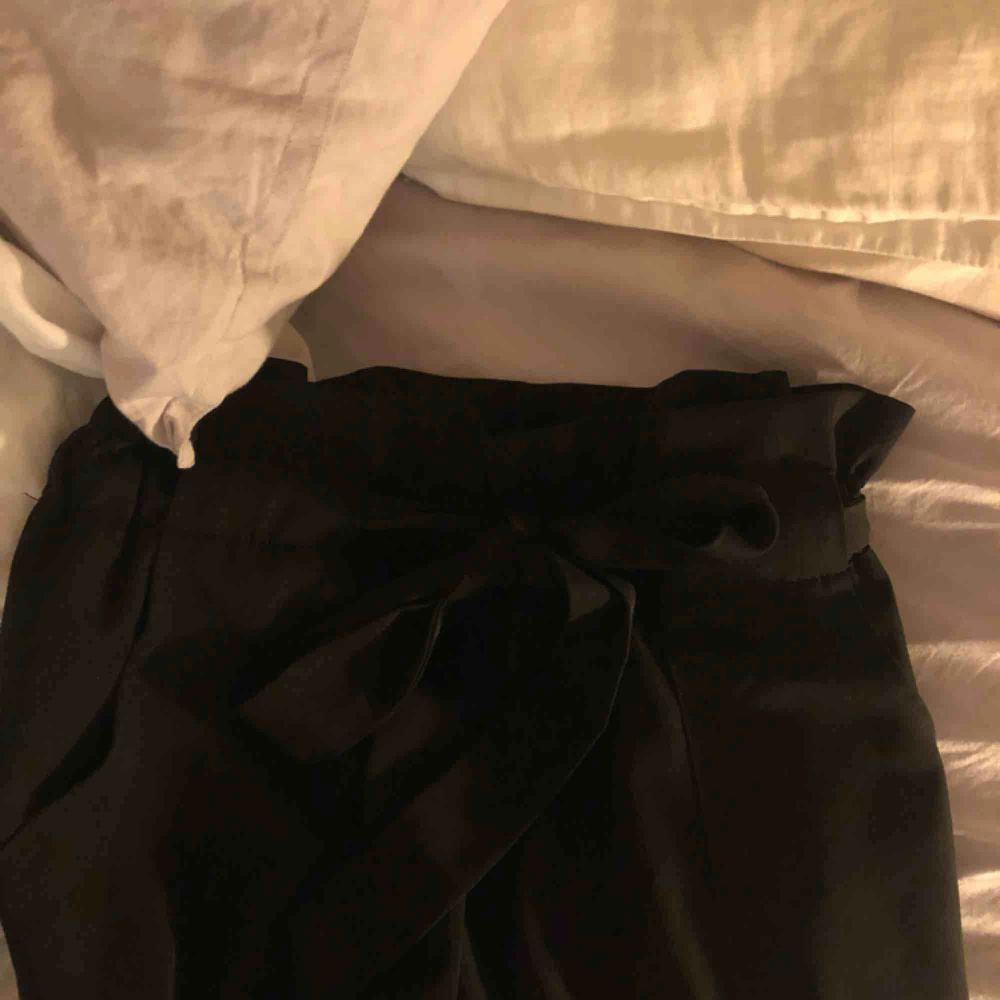 Svarta kostymbyxor från Dennis Maglic, nästan oanvända. Köparen står för frakt💓. Jeans & Byxor.