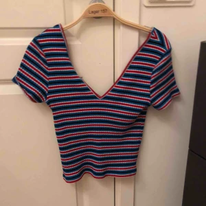  - Söt randig topp från Ginatricot.  Kortare modell.