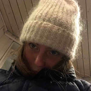  - säljer underbaraste mössan från FWSS (fallwinterspringsummer), köpt i december för 520 kr. Fin beige färg och fint när den är lite ”luddig” och inte helt slät om ni förstår vad jag menar🥰 använd 2 gånger men helt som ny!