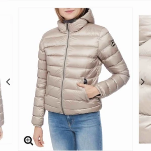  - Söker denna Jacka i stl XS el s, sol antingen säljer eller vill byta mot den svarta. Skriv privat, allt är intresse 