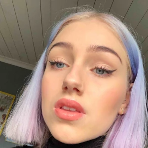  - 2st lila hårfärger, 80ml per flaska! Det håller längre än 2veckor, på mig gjorde det de i alla fall