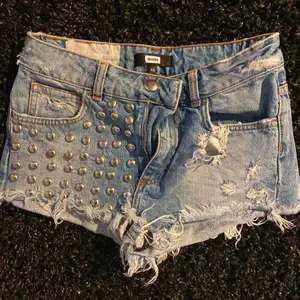 Tre olika jeans-shorts i olika storlekar! 100kr för alla tre eller 50kr/st. Hör av er för fler frågor! Frakt tillkommer