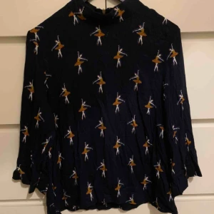 - Säljer en jättefin blus från från HM. Det finns en liten dragkedja på baksidan så att man kan få på den, använd ett fåtal gånger. Frakt kostar 44 kr, köparen betalar. 