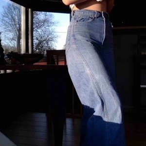  - Beat byxor från weekday. Asballa med väldigt vida ben, ta att de är storlek 24 med en nypa salt, skulle säga mer 25-26