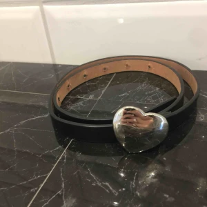  - Bälte med ett hjärta säljer pågrund av det inte passar lite repor och är använd rätt så många gånger.