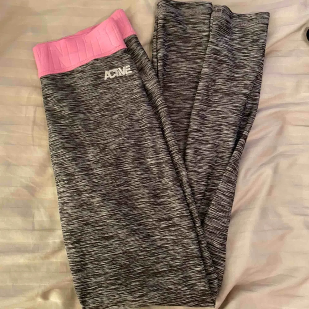 Gråa träningstights med rosa detalj💗. Jeans & Byxor.