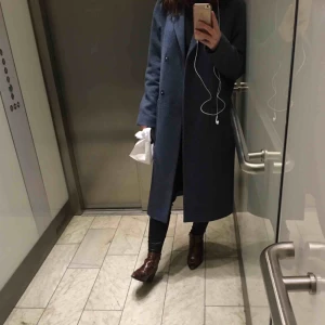  - Säljer trendig kappa ifrån Brixtol varsamt använd en höst. Bra skick. XS men passar lagom på mig som har S och får plats med tjock tröja under. Nypris 3199kr säljes för 1000kr. 