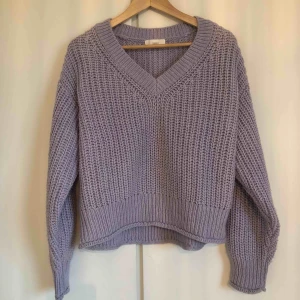  - Ljus/syrenlila stickad tröja i fin passform från hm. Sparsamt använd. Djur och rökfritt hem. Frakt: 40 kr