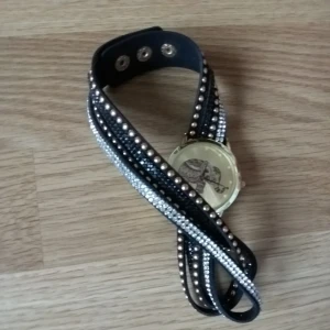  - Klocka man vrider runt handen 