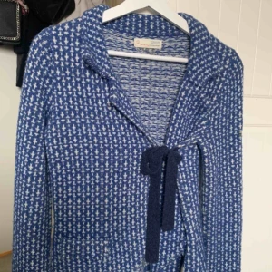  - Blå kofta från Odd Molly i en superfin blå färg, den är i storlek 1(motsvarar s)