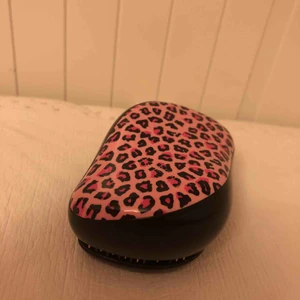  - Aldrig andvänd hårborste 