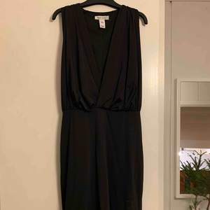 Klänning ifrån Nelly   Kort, tight och urringad   (Sista bilden är baksidan av klänningen)   Säljer pga använder inte längre 