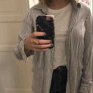  - Snygg randig skjorta, aldrig använd. Fraktar eller möts upp i Stockholm