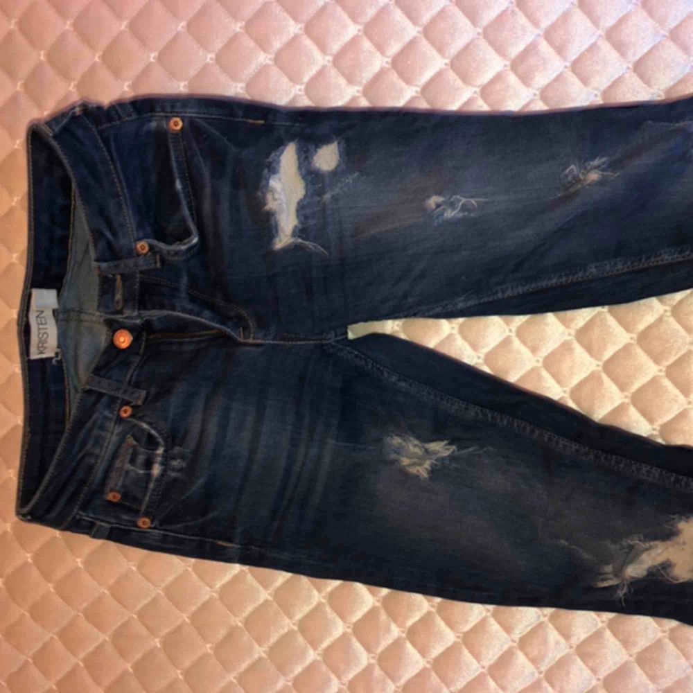 Supercoola ripped jeans från Gina tricot. Använd fåtal gånger och tycker dom är så snygga men passar tyvärr inte mig längre🥰. Jeans & Byxor.