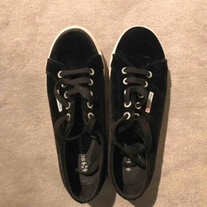  - Jättesnygga svarta platåskor ifrån Superga i sammet. Använda ca 5 gånger, nästan som nya. Säljer pga använder ej. Fraktar eller möts upp i Stockholm.