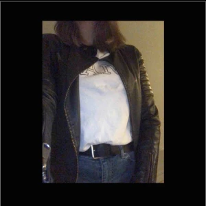  - Skinnjacka storlek XS, fint skick. Använd bara 1 gång. Har fått jackan av en i släkten så den är lite trådar ute här och där, men om du är intresserad kan jag skicka bild på det då.  