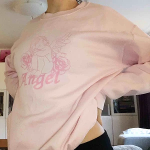 - Sweatshirt från ASOS med ängelmotiv. Supermysig men har inte användning av den längre. Använt skick. 