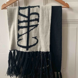  - Fin halsduk från Carin Wester!! Möts upp i Malmö eller frakt + 30kr