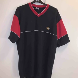Calvin Klein - Röd och Svart Calvin Klein tröja i Strl M! Frakt ingår ej