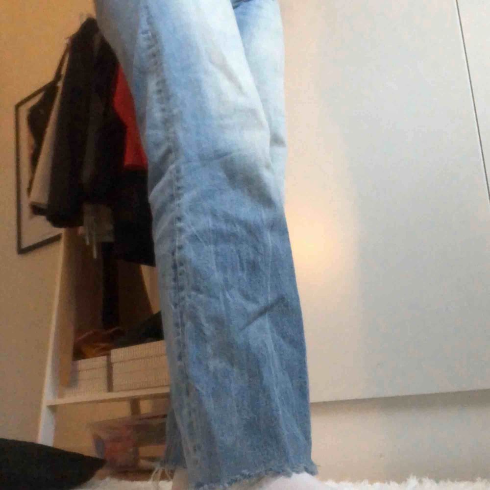 Ett par ljusa jeans från Zara med slitningar längst ner. Använda ett fåtal ggr och säljer pg.a har för många liknande . Jeans & Byxor.