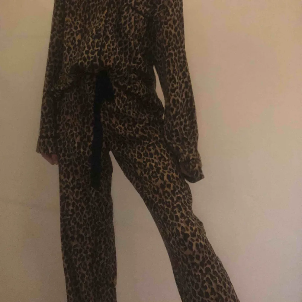 En galet söt och mysig pyjamas, med leopard print. I priset ingår pyjamas skjortan och pyjamas byxorna. Köpt för ett år sen på Kappahl för 399 kr. Minimalt använd💓💓💓💓💓💓💓💓💓💓💓💓💓💓💓💓💓💓💓💓💓💓💓För guds skull våga pruta💓💓💓💓💓💓💓💓💓💓💓. Skjortor.